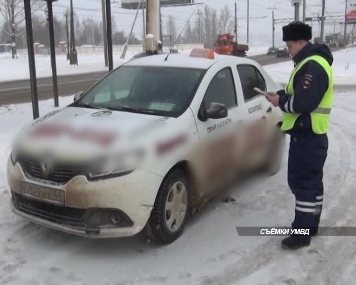 Госавтоинспекторы задержали в Костроме сотрудника такси с поддельным водительским удостоверением