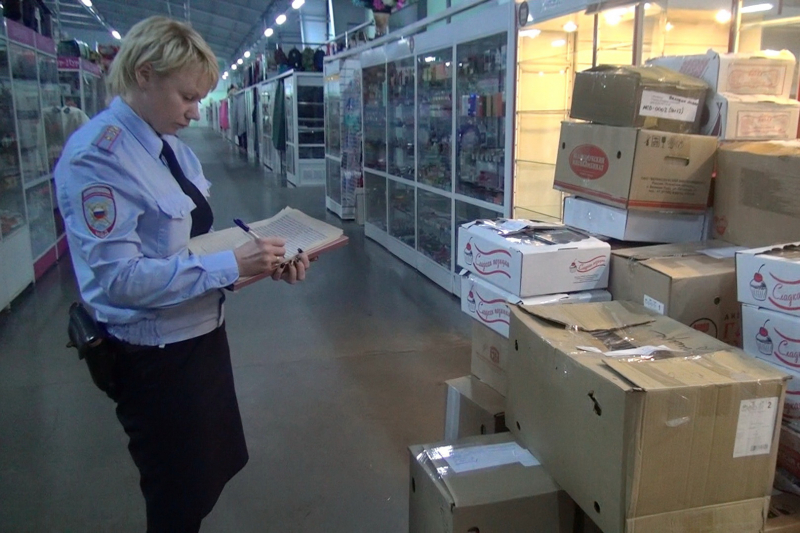 Полицейские в Костроме уничтожили контрафактные диски, изъятые у торговцев нелегальной продукцией