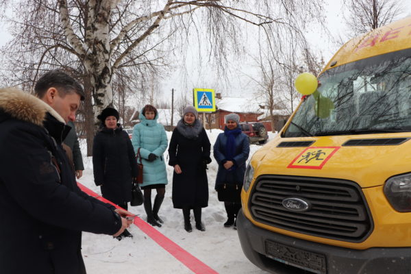 Учащихся второй школы города Макарьева Костромской области на уроки теперь доставляет комфортный микроавтобус