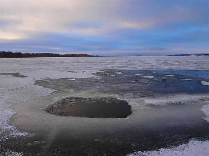 Выход на лёд водоёмов Костромской области крайне опасен.