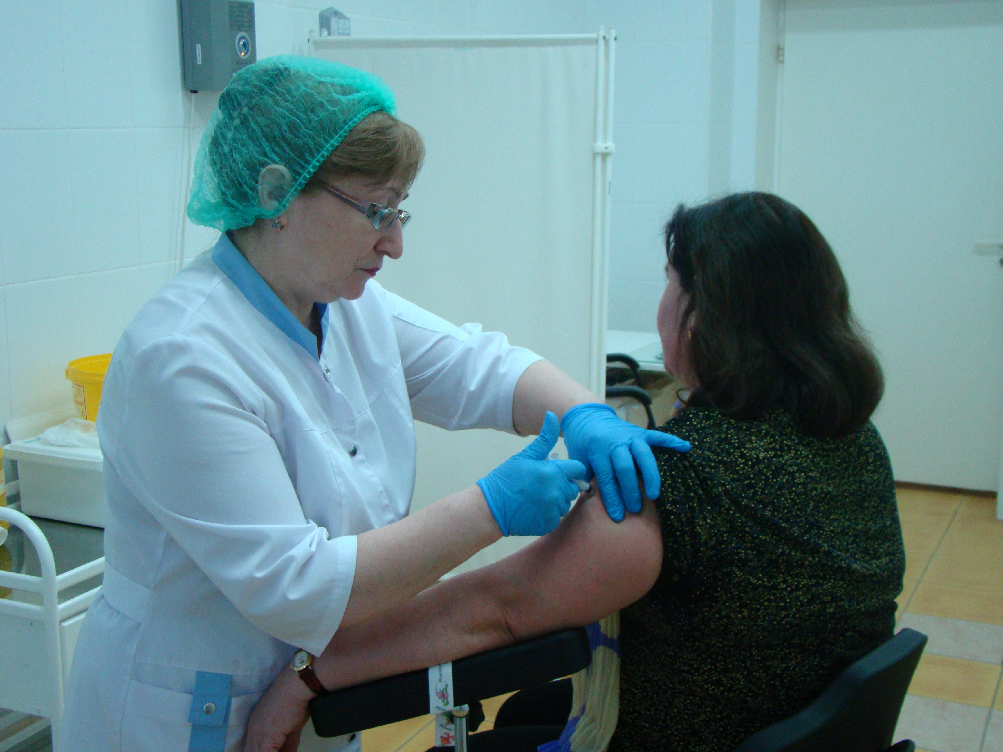 В поселке Вохма Костромской области началась прививочная кампания от клещевого энцефалита