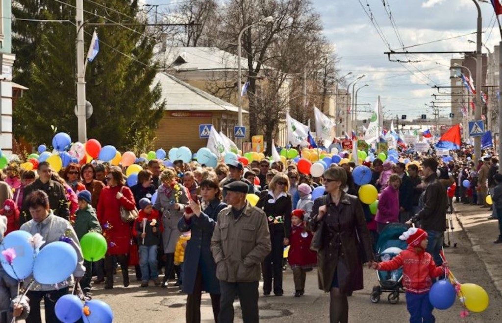 Через сколько лет 1 мая. 1 Мая Кострома. Демонстрация в Костроме 1 мая. Кострома 1 мая праздник. Праздничное шествие на день города.