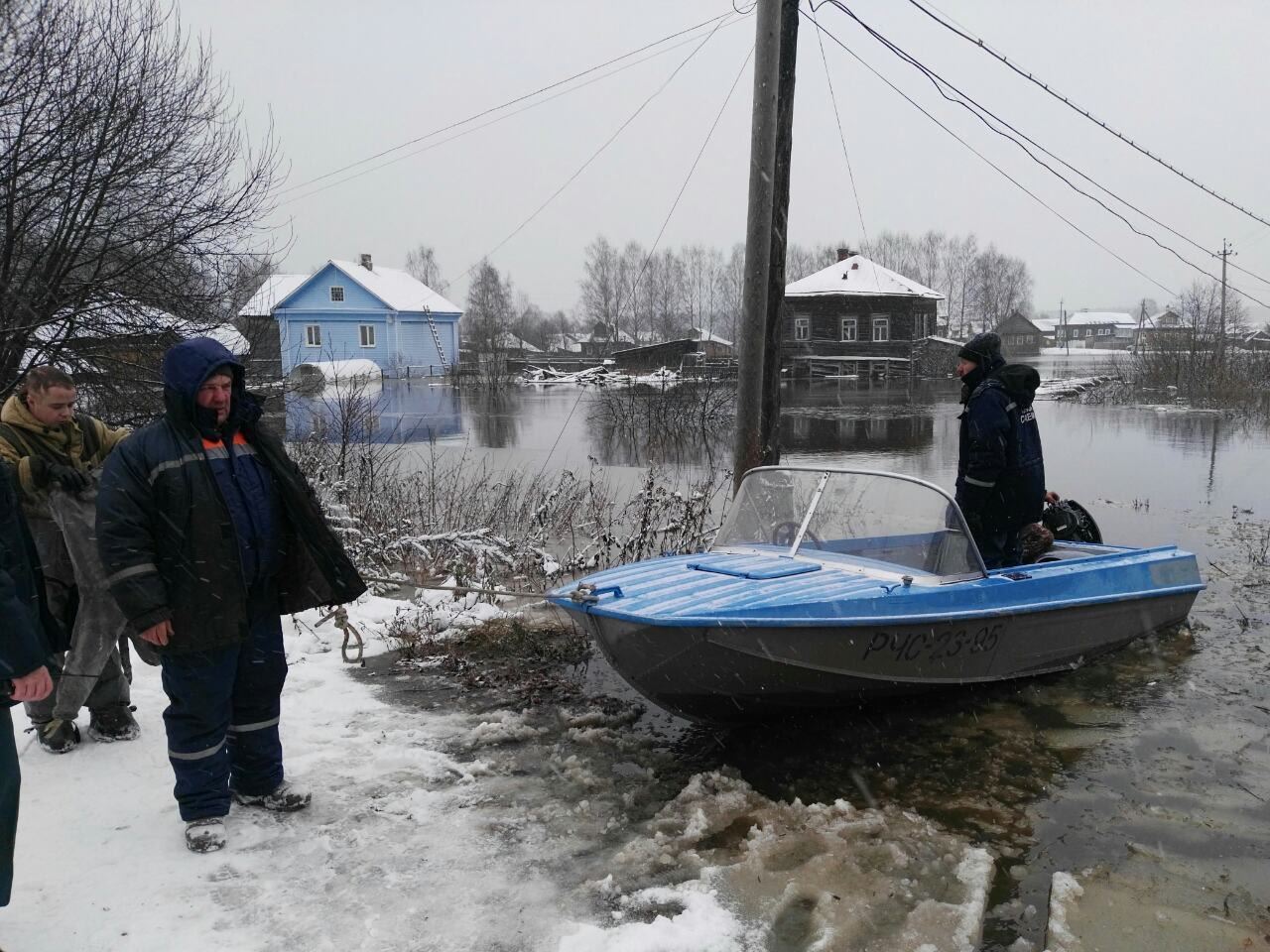 Губернатор Сергей Ситников лично проверяет, как защищают людей от паводка в Солигаличе
