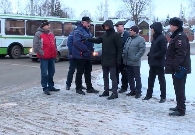 Жители Костромы просят обезопасить их от автотранспорта в районе рынка на Кинешемском шоссе