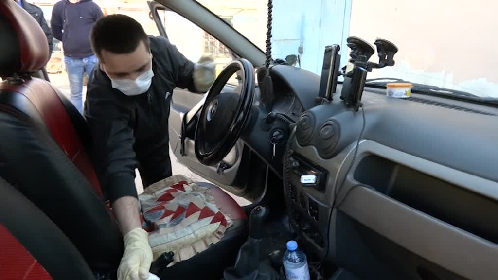В Костроме владельцы такси показали, как дезинфицируют машины