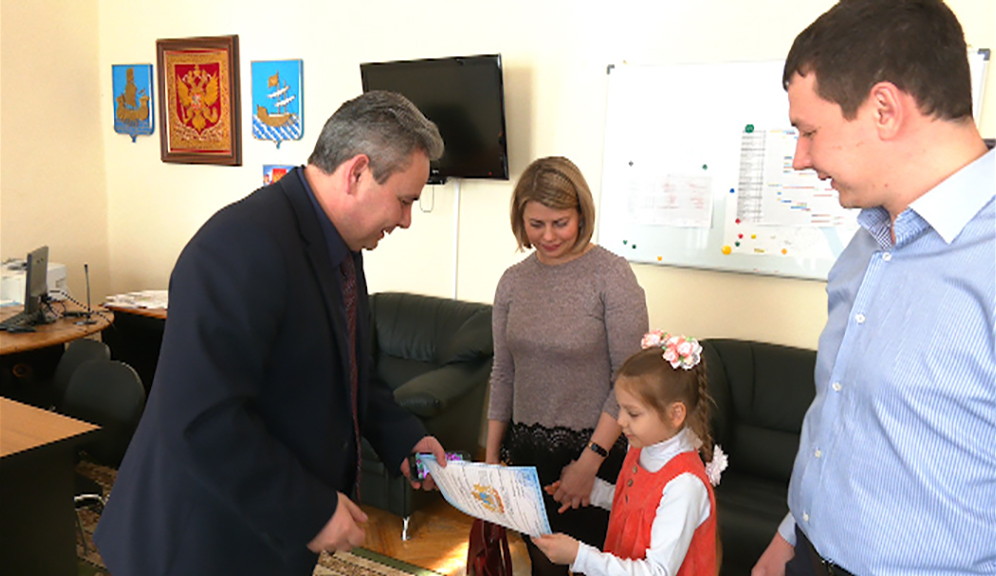 Еще одна молодая семья из Костромы получила свидетельство на приобретение жилья