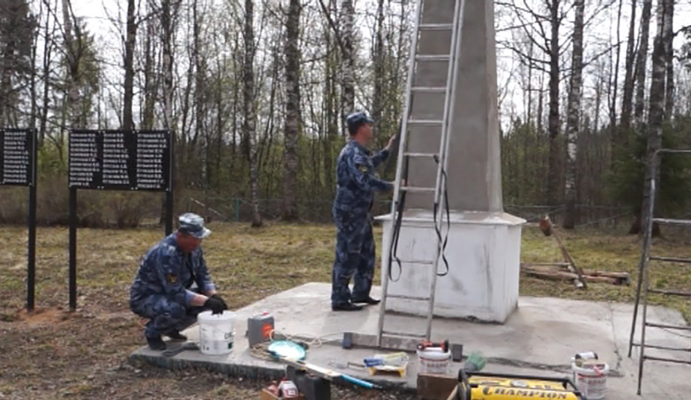 Сотрудники УФСИН отремонтировали мемориалы в Судиславском районе