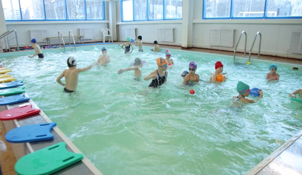 Более 300 детей научат плавать этим летом
