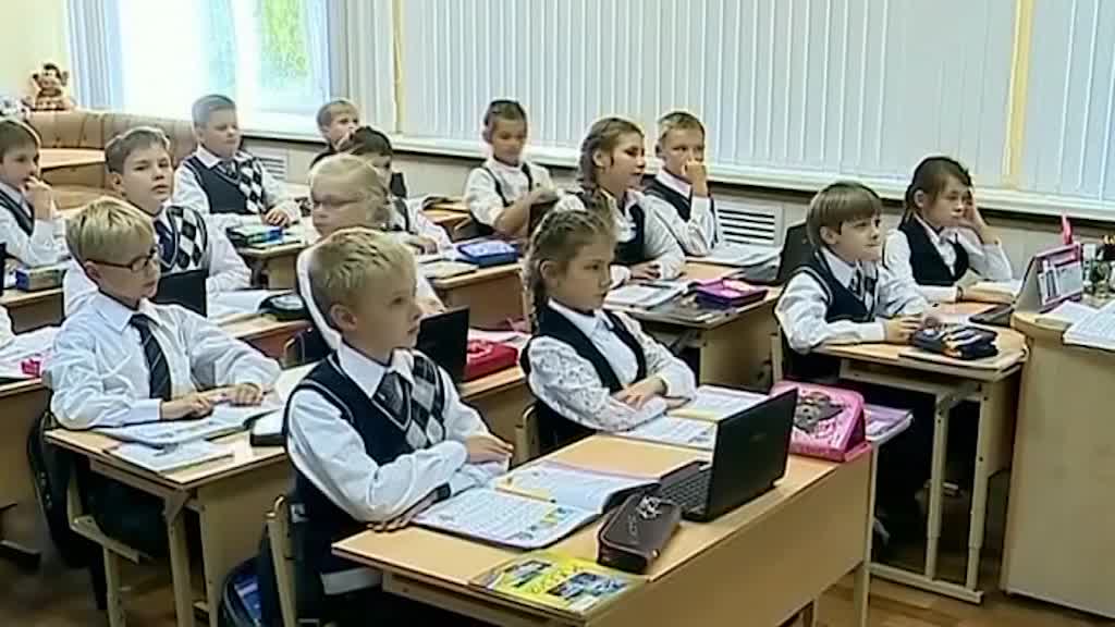 Родителям первоклассников перечислят по 2 тысячи рублей