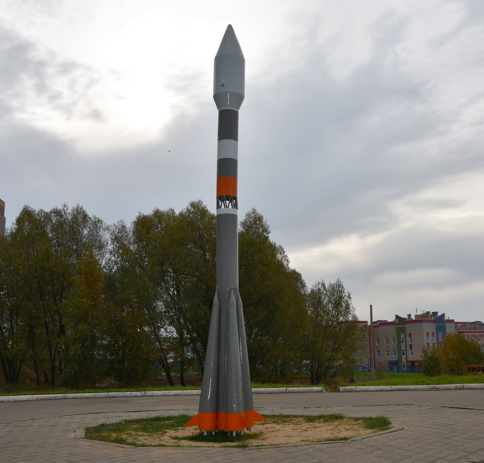 Памятный знак в честь космических войск переместят в мемориальную часть парка Победы
