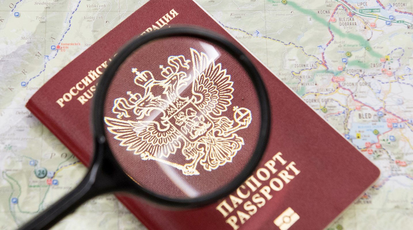 Легализовали мигрантов по фиктивным паспортам