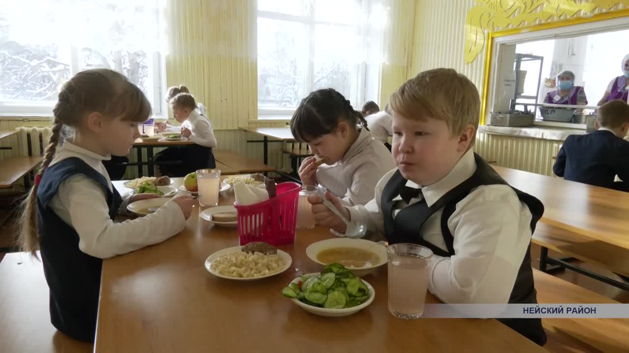 Губернатор Сергей Ситников проверил организацию питания во второй школе Неи