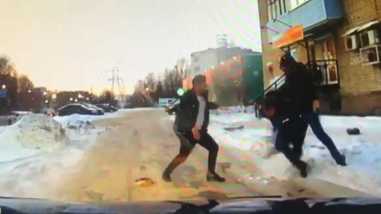 Вчерашнее нападение. Избиение на улице зима. Избиение девочки в Костроме.
