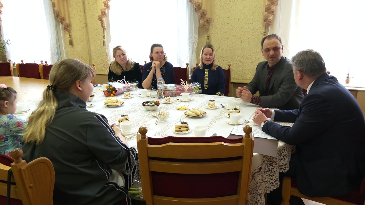 Сегодня руководитель Костромской областной Думы Алексей Анохин встретился с мамами – участницами проекта «Взлет с погружением»