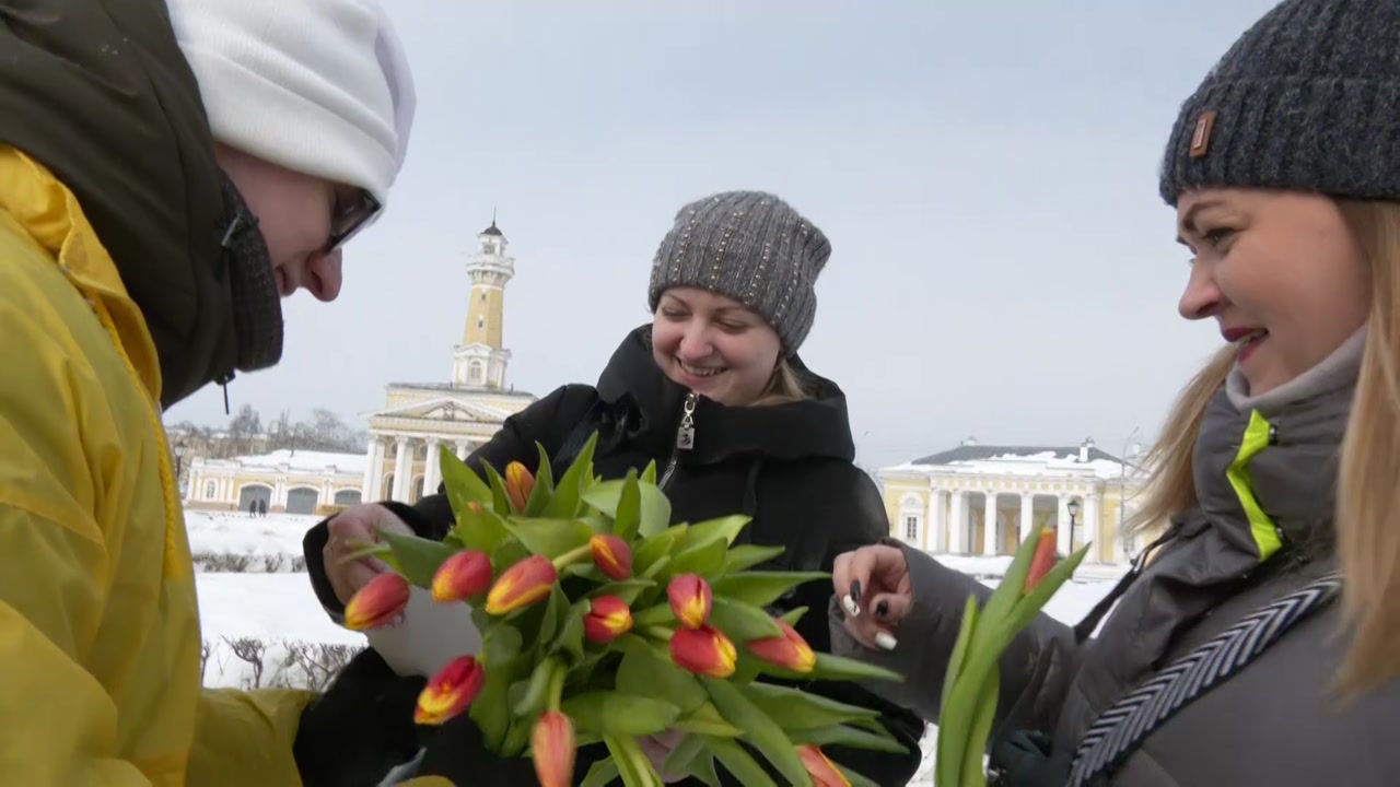 В преддверии 8-го марта костромские волонтеры сделали дамам сюрприз