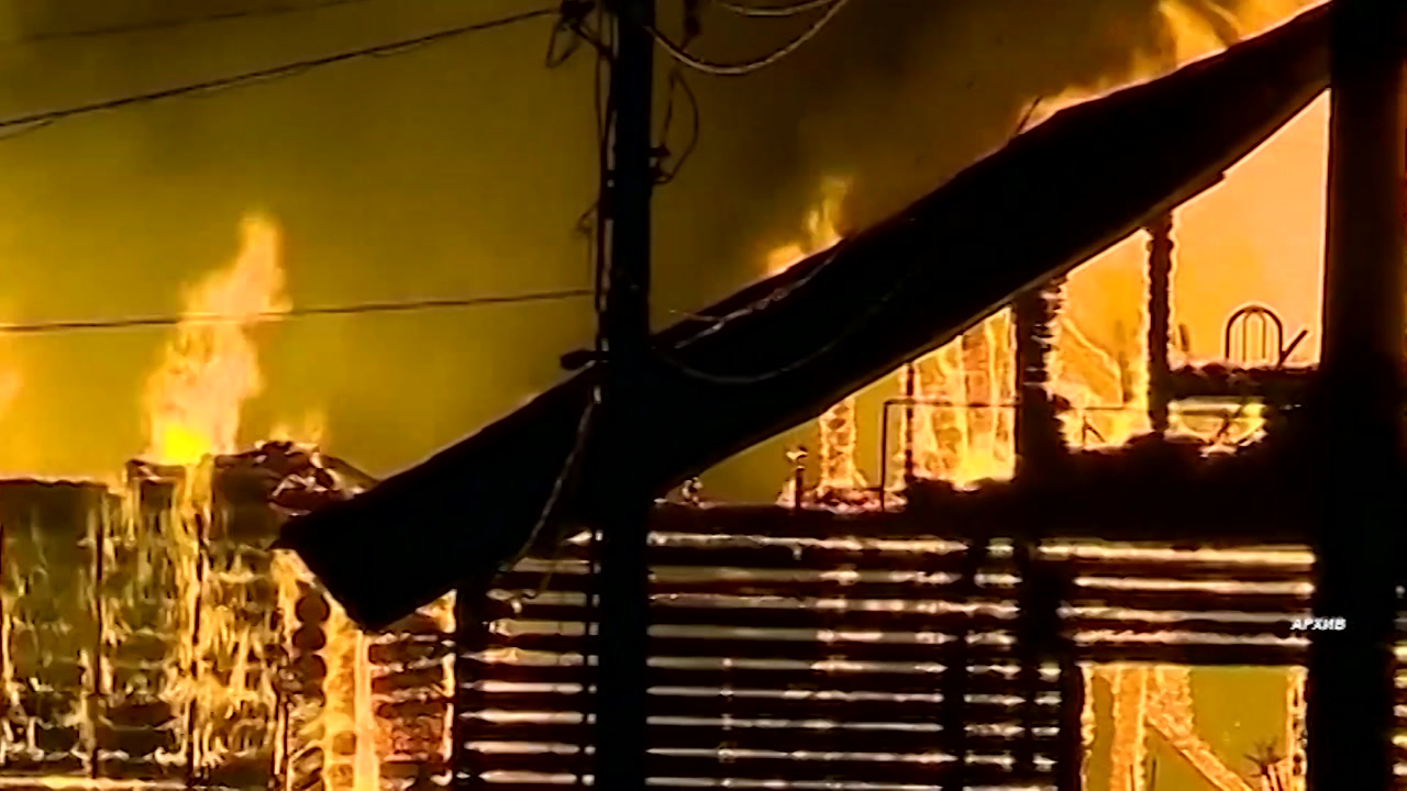 Сегодня ночью в Костроме сгорел жилой деревянный дом на ул. Шагова. Без жертв не обошлось