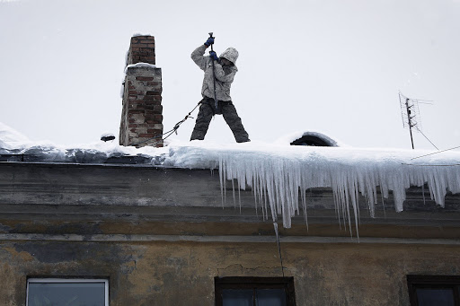 Уборка снега с крыш домов в Костроме – на особом контроле