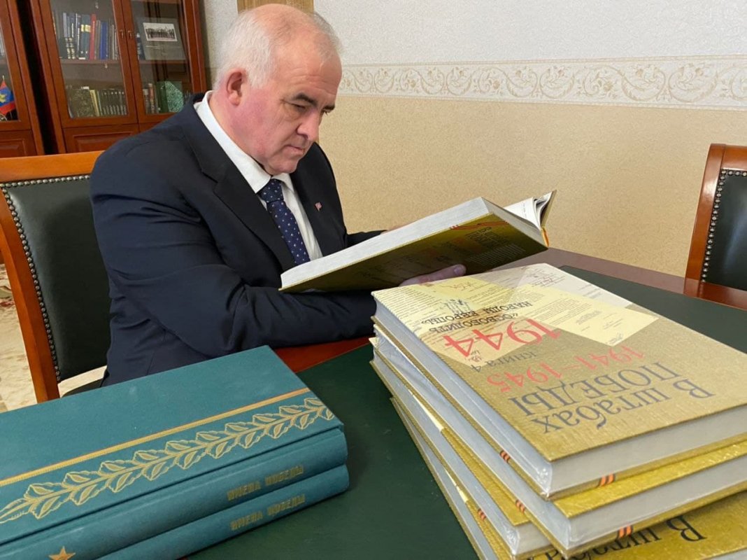 Губернатор Сергей Ситников пополнил фонд областной  универсальной  научной  библиотеки