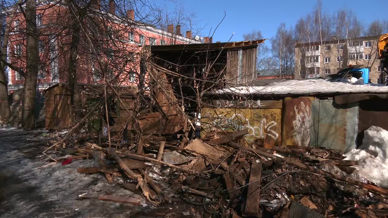В  Костроме демонтировали сразу несколько построек