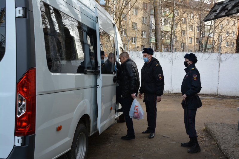 Костромские полицейские проводили мигрантов до границы