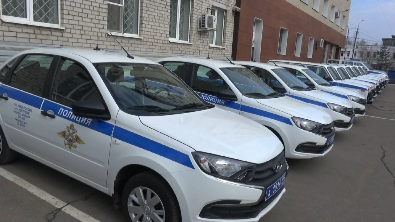 Сегодня костромским полицейским вручили ключи от новых служебных автомобилей