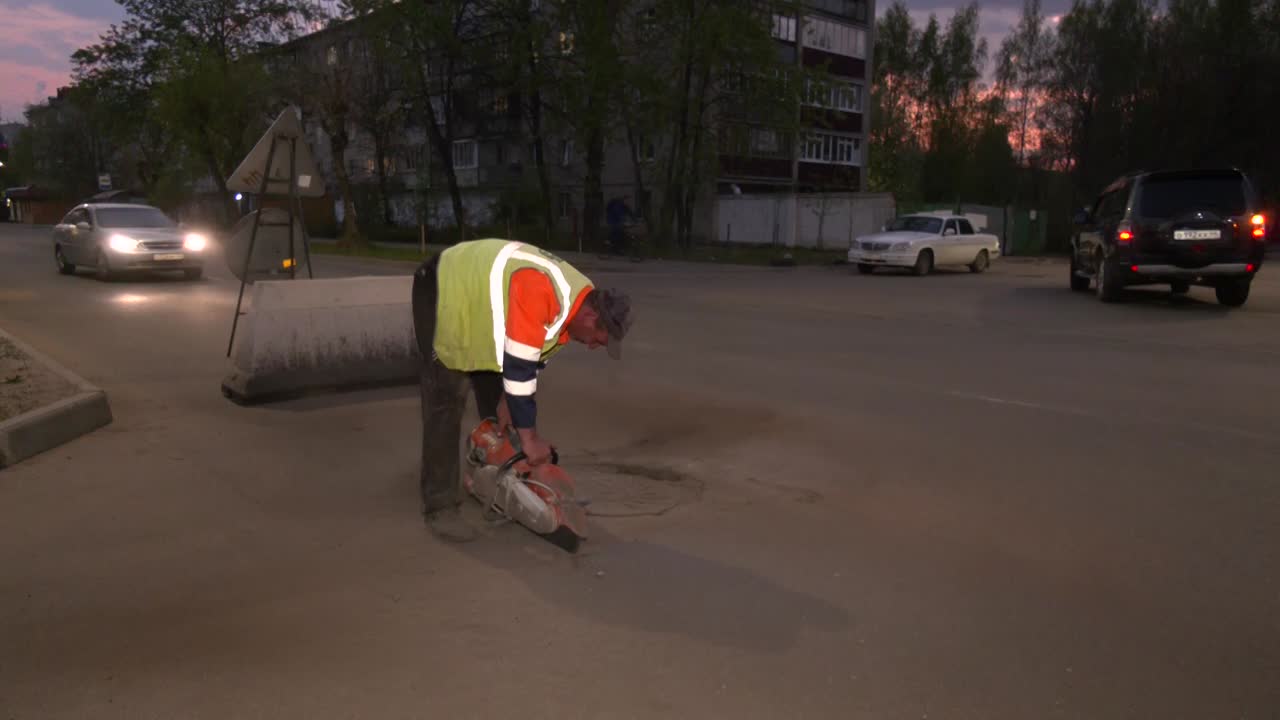 На центральных улицах Костромы восстанавливают участки дорожного полотна