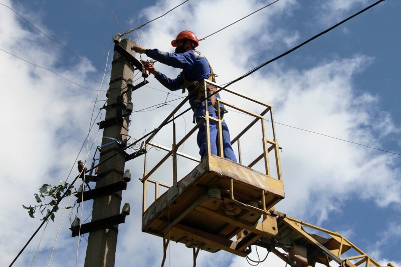 Отключенными от электроэнергии остаются населенные пункты в двух районах Костромской области