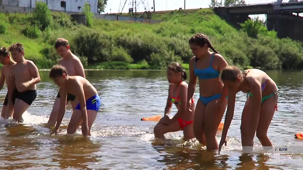 Буйские школьники уверенно осваивают навыки плавания