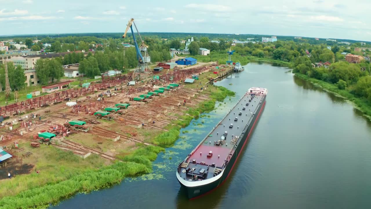 На Костромской верфи спустили на воду	 танкер – химовоз для голландской компании