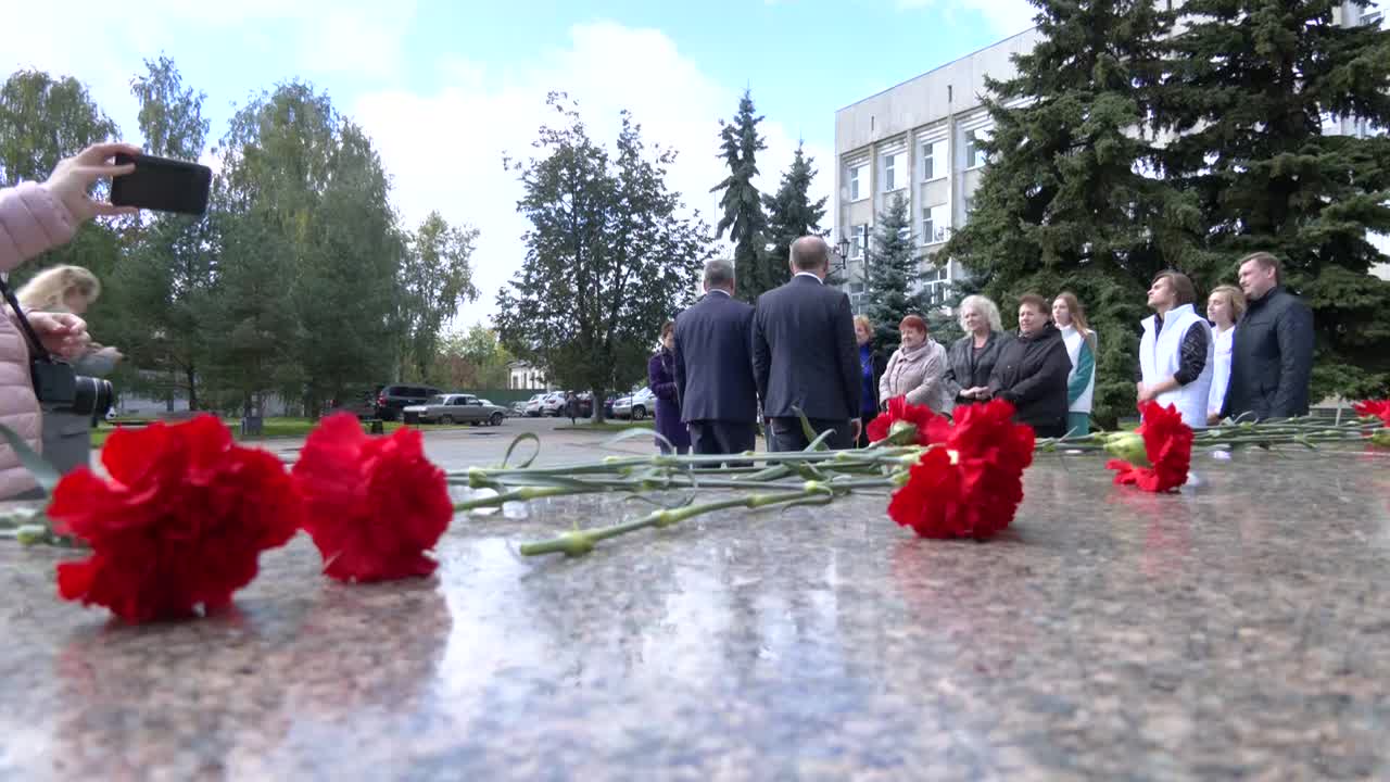 Сегодня к памятнику труженикам тыла в Костроме  возложили цветы