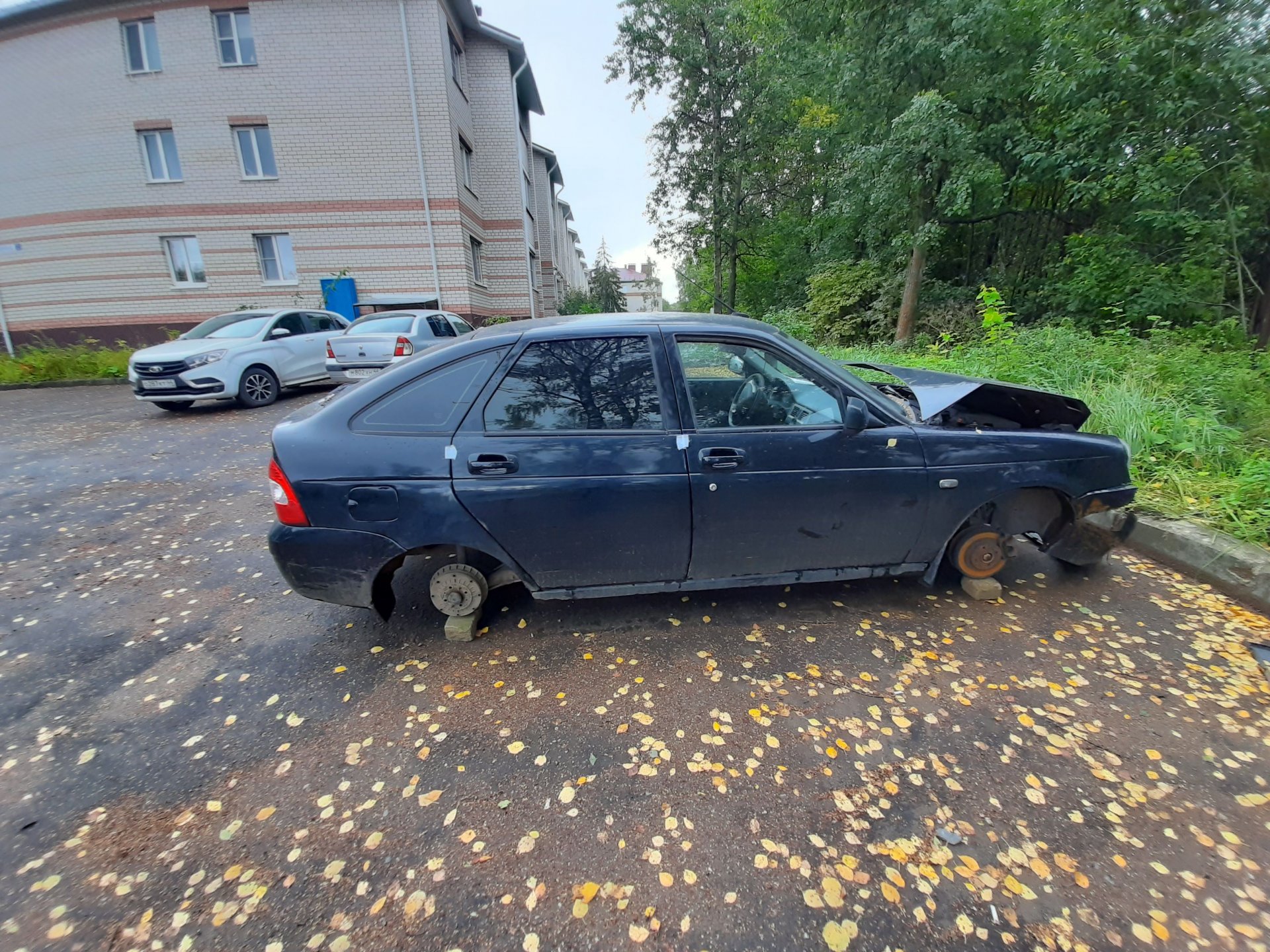 Улицы Костромы освобождают от брошенных автомобилей