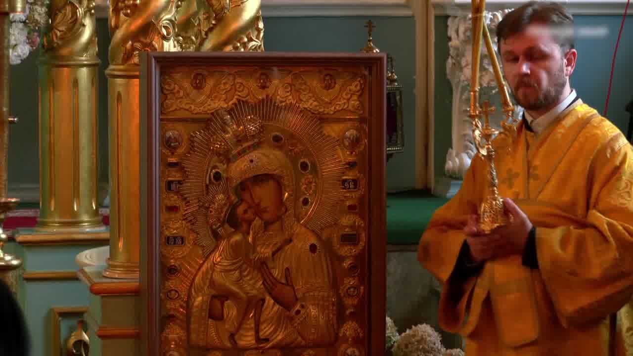 В кафедральном соборе Костромы освятили список чудотворной иконы Феодоровской Божией Матери