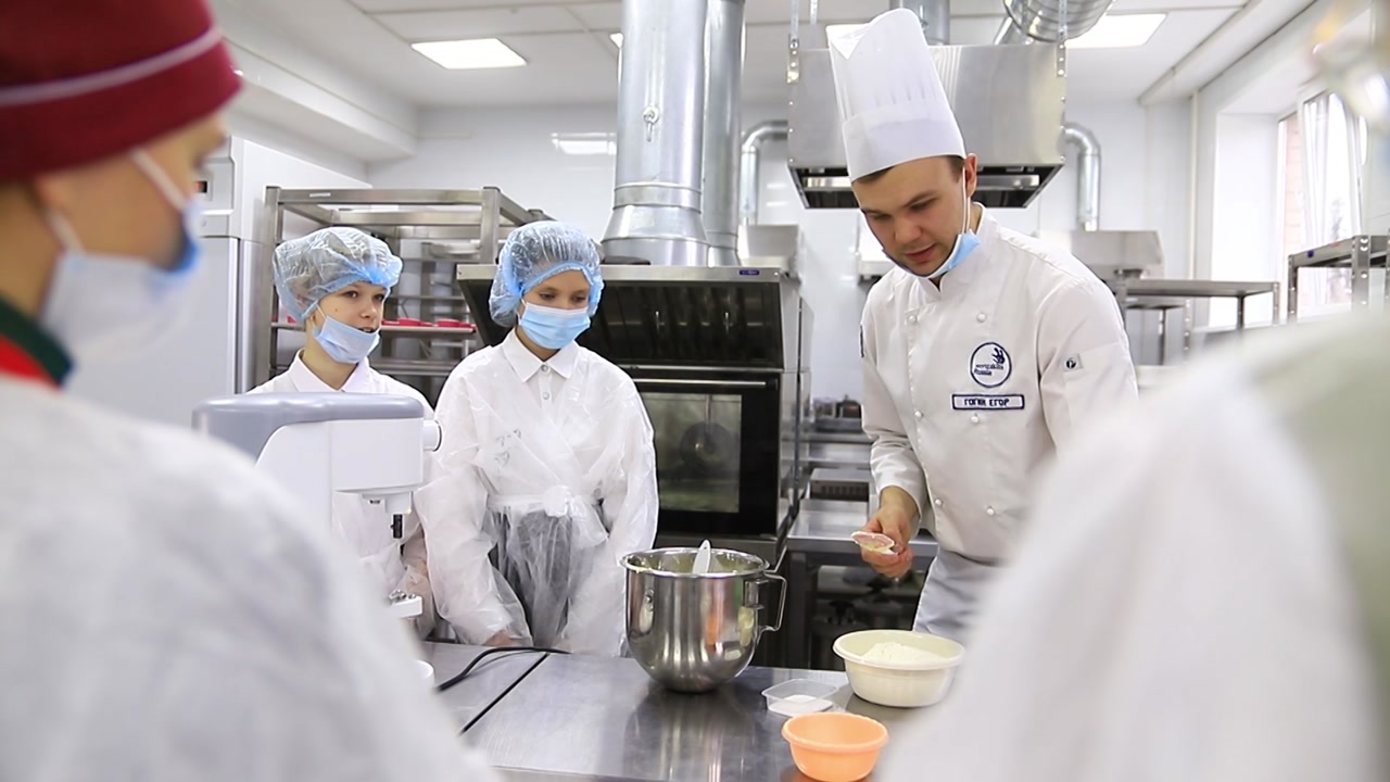 Сегодня костромские школьники попробовали себя в роли пекарей-кондитеров
