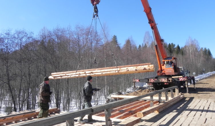 В Вохомском районе капитально ремонтируют мост через реку Вохма