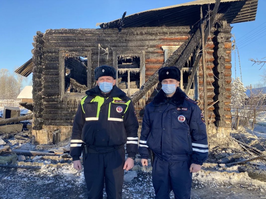 Костромские полицейские спасли семью во время пожара