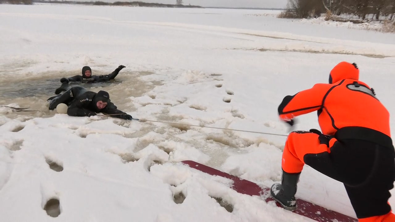 Видео спасения людей. Провалился под лед МЧС. Спасение человека провалившегося под лед. МЧС спасает людей провалившихся под лед.