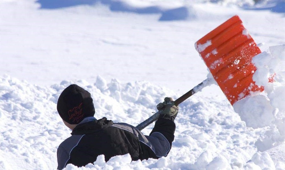 Костромичи жалуются в ЦУР на плохую уборку снега и наледи с крыш