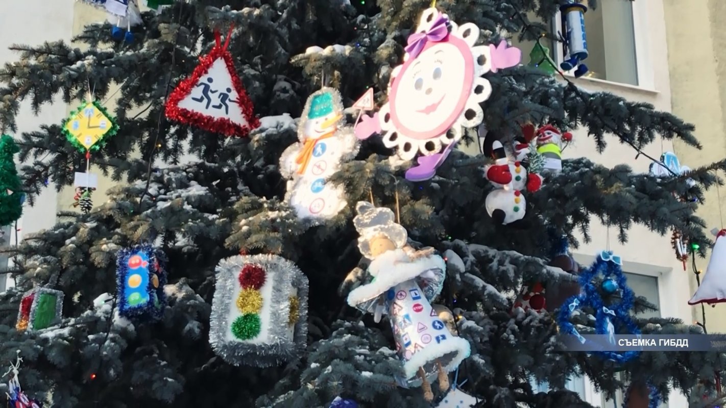 Более 700 новогодних игрушек смастерили юные жители Костромской области для праздничной елки ГИБДД