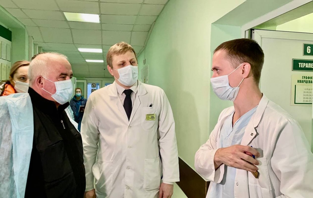Сергей Ситников пожелал костромским медикам поменьше работы