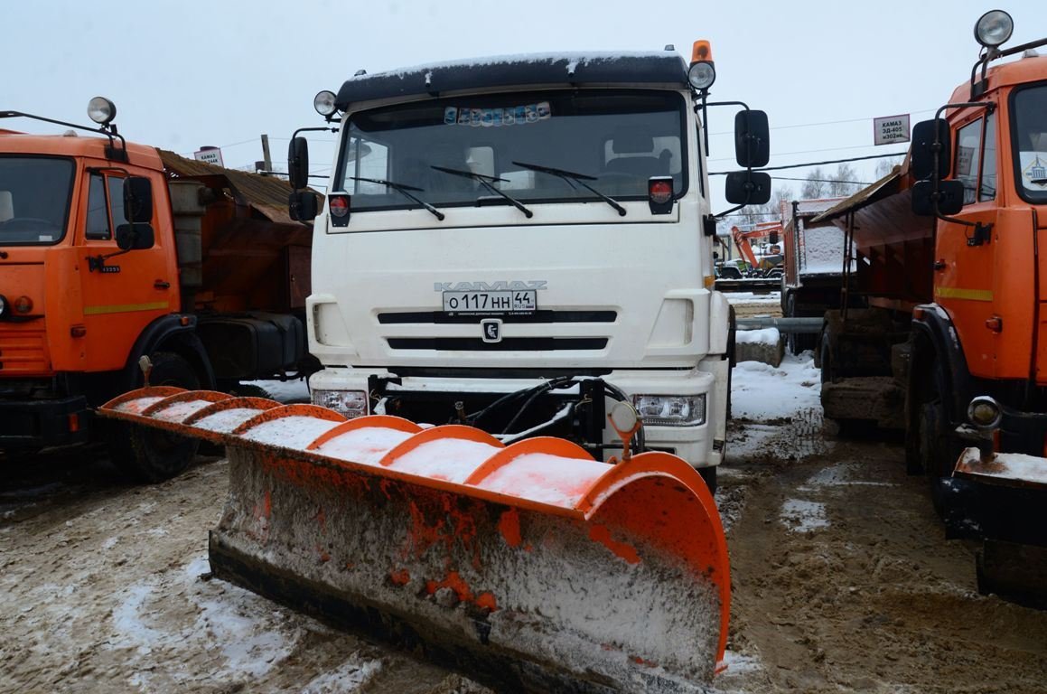 В Костромской области дорожники убирают снег круглосуточно
