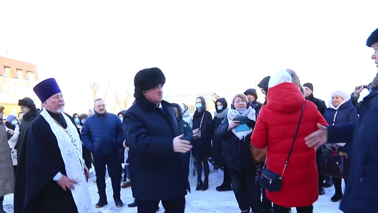 Сегодня в Костроме  открыли и освятили новый памятник врачам