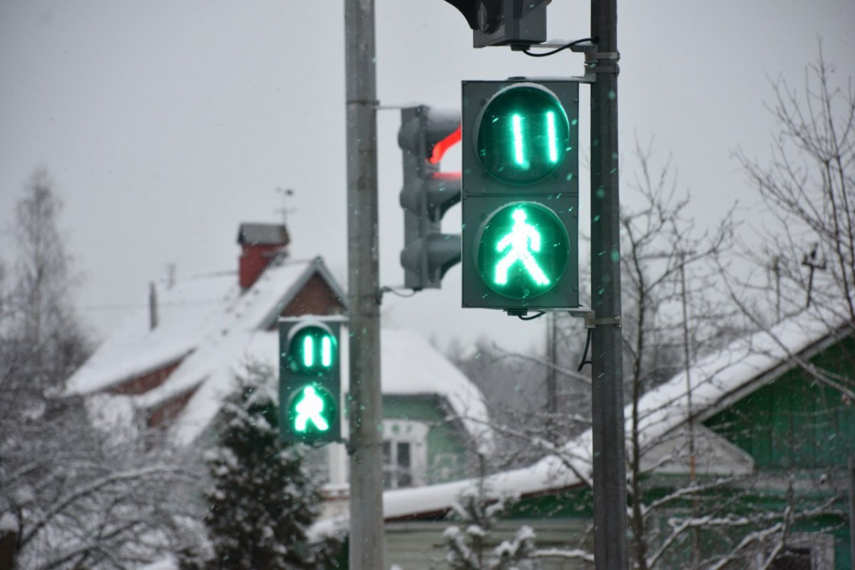 В Костроме на перекрестке улиц Шагова и Боевой заработал новый светофор