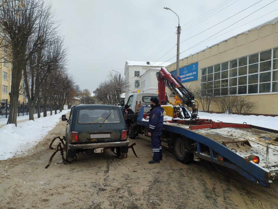 В Костроме неправильно припаркованные автомобили отправили на штрафстоянку