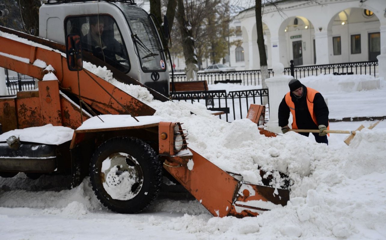 Дорожные службы Костромской области устраняют последствия снегопада