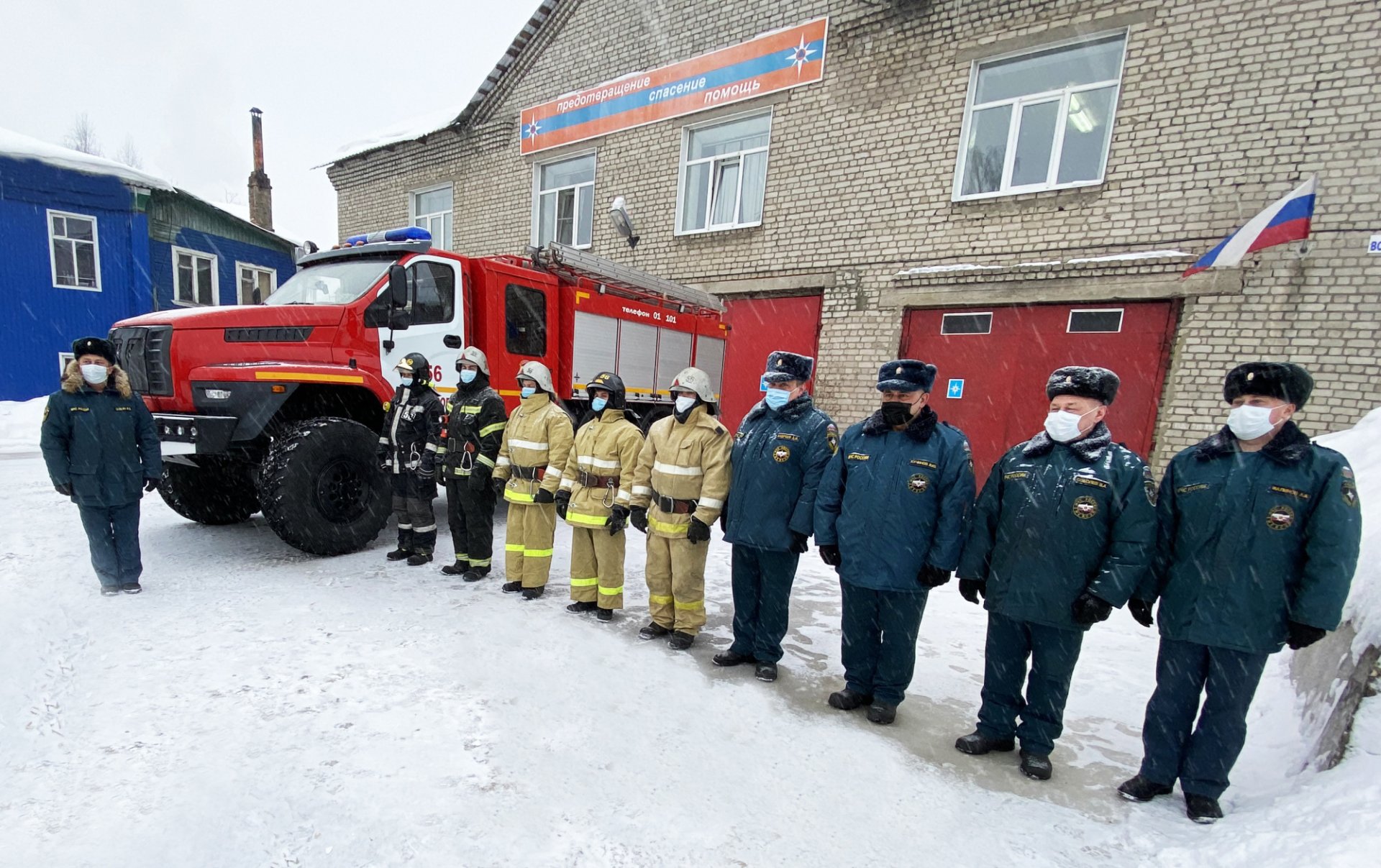 Мантуровские спасатели получили ключи от нового пожарного автомобиля