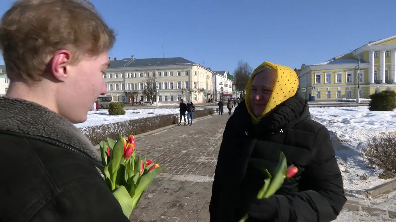 Костромские волонтеры  сегодня дарили женщинам цветы и поздравляли с весенним праздником.
