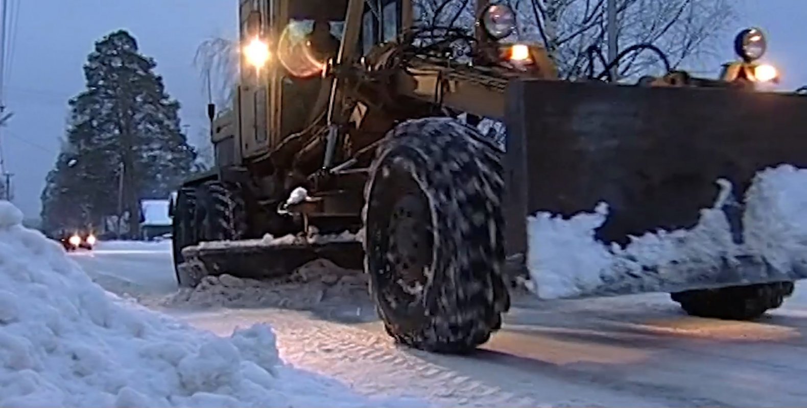 Кологривские дорожники вышли на борьбу с ледяными накатами
