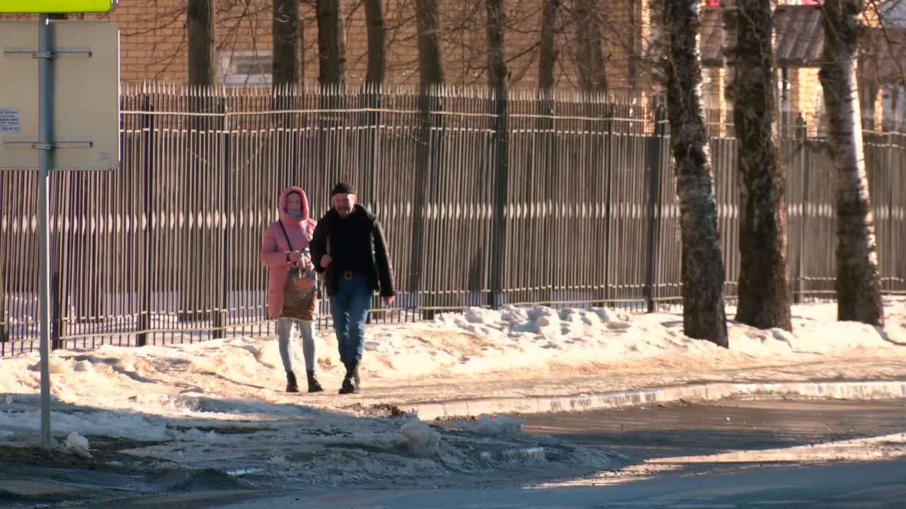 В Костроме убирают снег до начала оттепели
