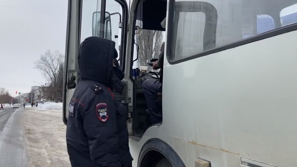Сотрудники ГИБДД сняли с рейса пассажирский автобус