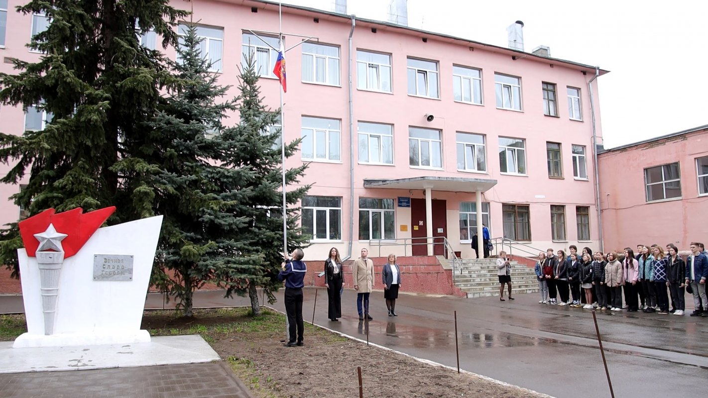 В школе №7 Костромы новая учебная неделя впервые началась с поднятия государственного флага
